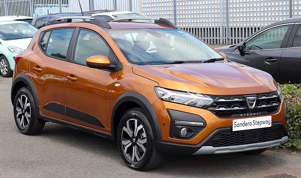 Dacia Sandero Stepway — Compacte à louer à Témara